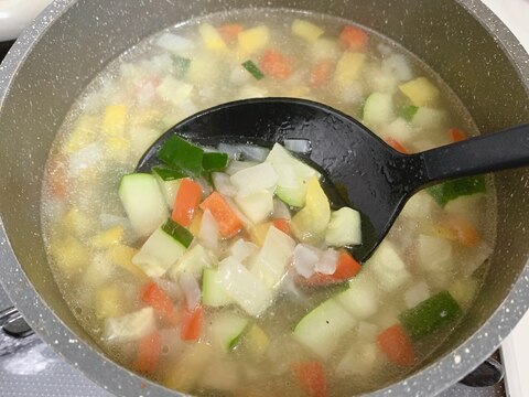 ズッキーニとパプリカの野菜スープ